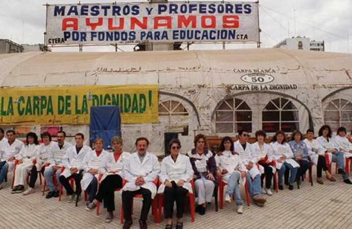 02/04/1997 – Ctera instala una carpa blanca frente al Congreso