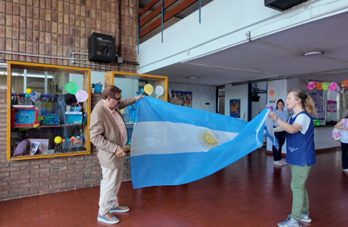 Nueva bandera argentina para la Escuela Manuel Dorrego