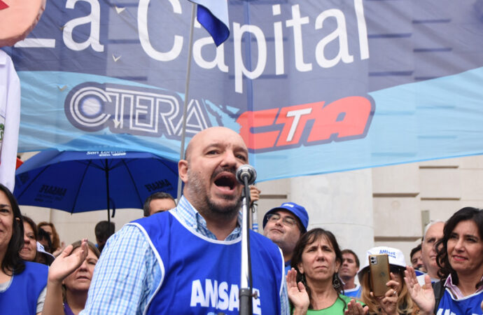 Las jubilaciones no se tocan: Multitudinaria concentración de AMSAFE frente a la legislatura