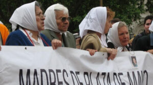 07/10/1977 – Las Madres empiezan a usar los pañuelos blancos
