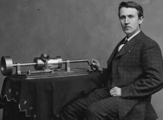21/11/1877 – Thomas Edison inventa el fonógrafo