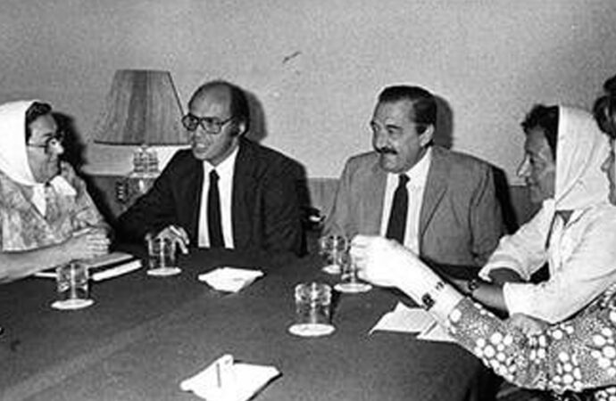23/11/1983 – Las Madres de Plaza de Mayo se reúnen con Alfonsín