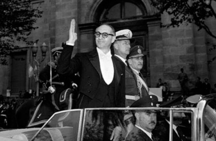 29/01/1962 – Frondizi y los secretarios militares firman un acta para proscribir a Perón
