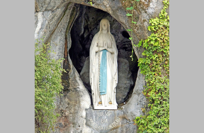 11/02/1858 – La Virgen María se le aparece a Santa Bernadette Soubirous