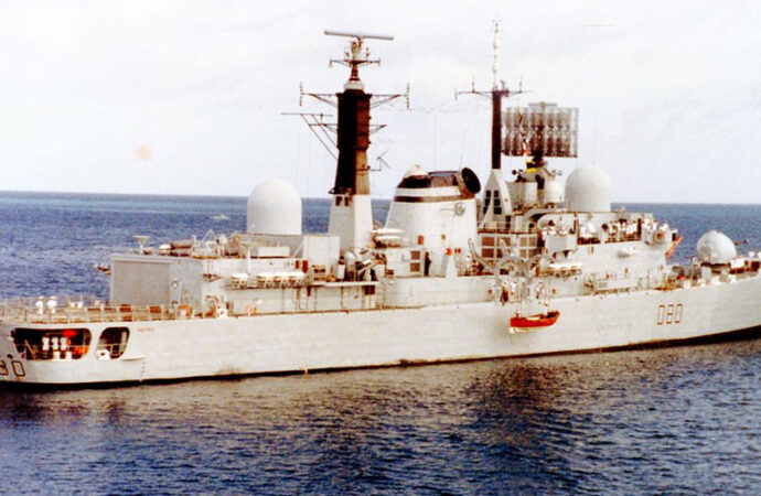04/05/1982 – Las naves argentinas bombardean al HMS Sheffield
