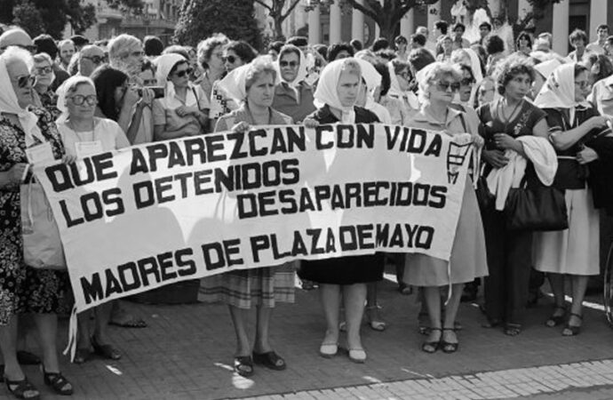 30/04/1977 – Primera marcha de las Madres de Plaza de Mayo