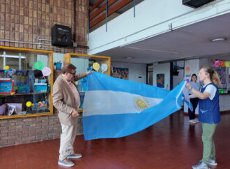 Nueva bandera argentina para la Escuela Manuel Dorrego